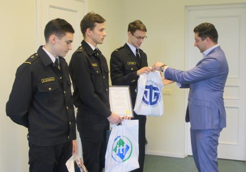 Latvijas Jūras administrācijas valdes priekšsēdētājs Jānis Krastiņš sveic Enkura stipendiātus